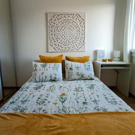 Private Room In Renovated Apartment - Tram 1 Min Walk Nice Exterior foto