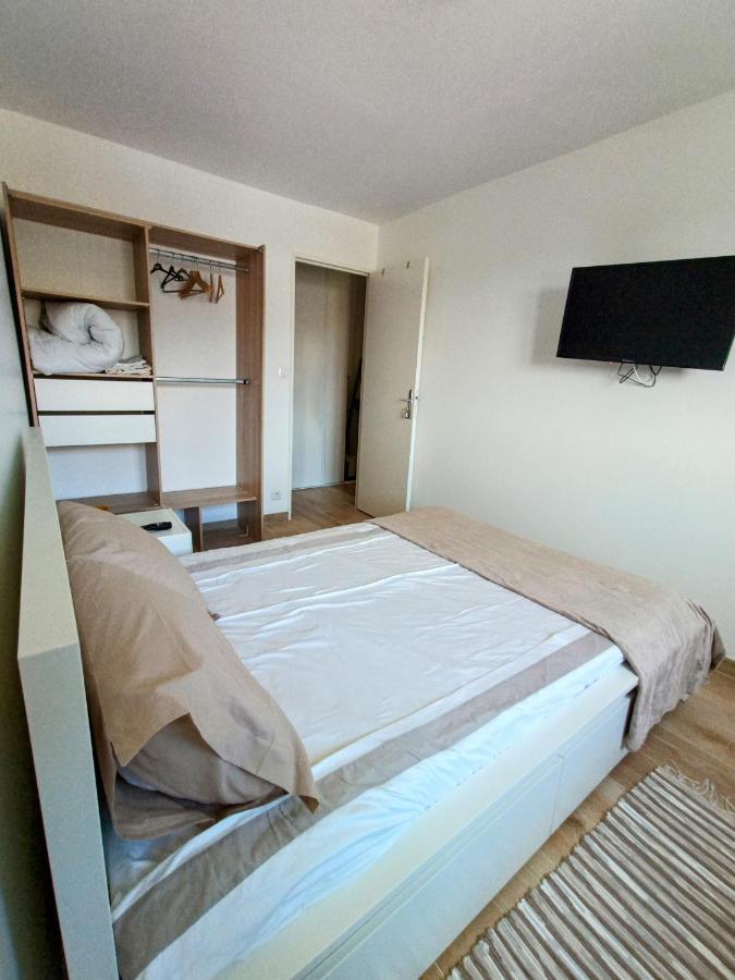 Private Room In Renovated Apartment - Tram 1 Min Walk Nice Exterior foto