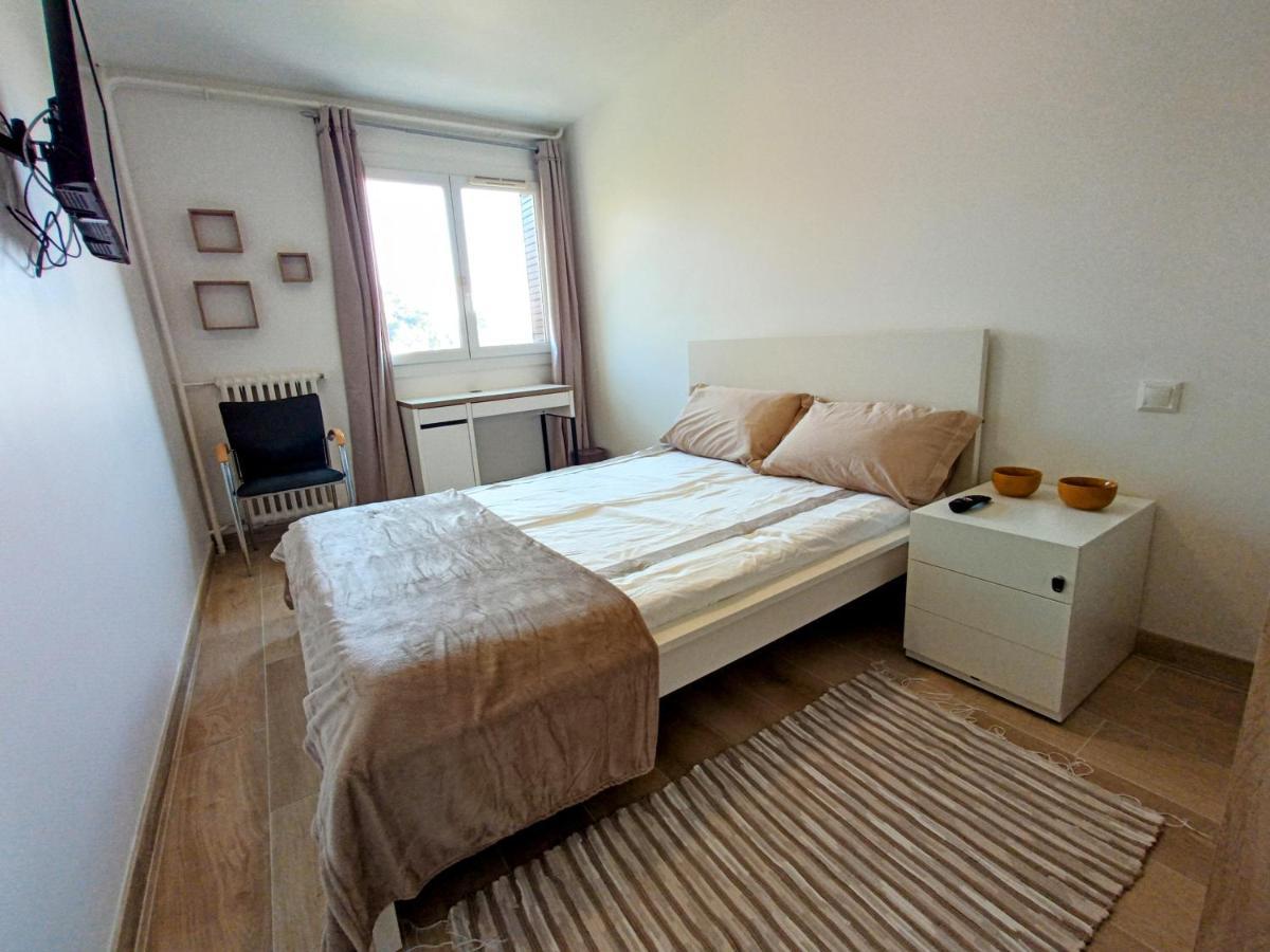 Private Room In Renovated Apartment - Tram 1 Min Walk Nice Exterior foto