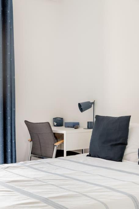 Private Room In Renovated Apartment - Tram 1 Min Walk Nice Exterior foto