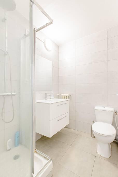 Private Room In Renovated Apartment - Tram 1 Min Walk Nice Exterior foto