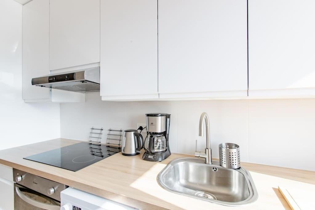 Private Room In Renovated Apartment - Tram 1 Min Walk Nice Exterior foto