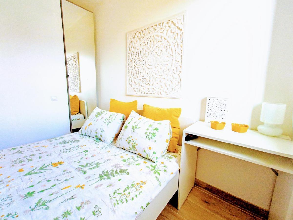 Private Room In Renovated Apartment - Tram 1 Min Walk Nice Exterior foto